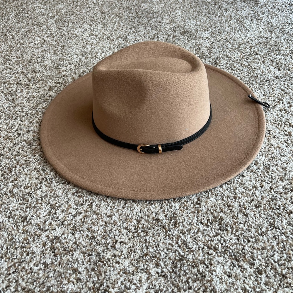 Fornia women’s camel felt hat. One size. NWT.